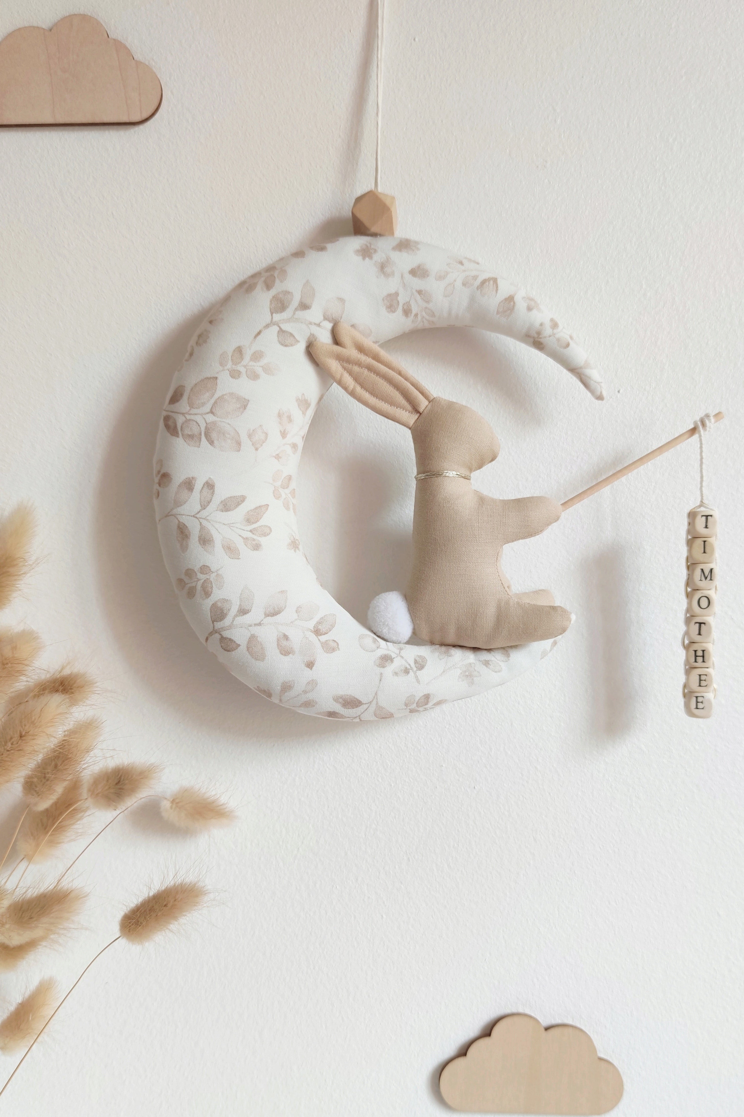 Lapin sur sa lune avec prénom - Feuilles Esprit beige