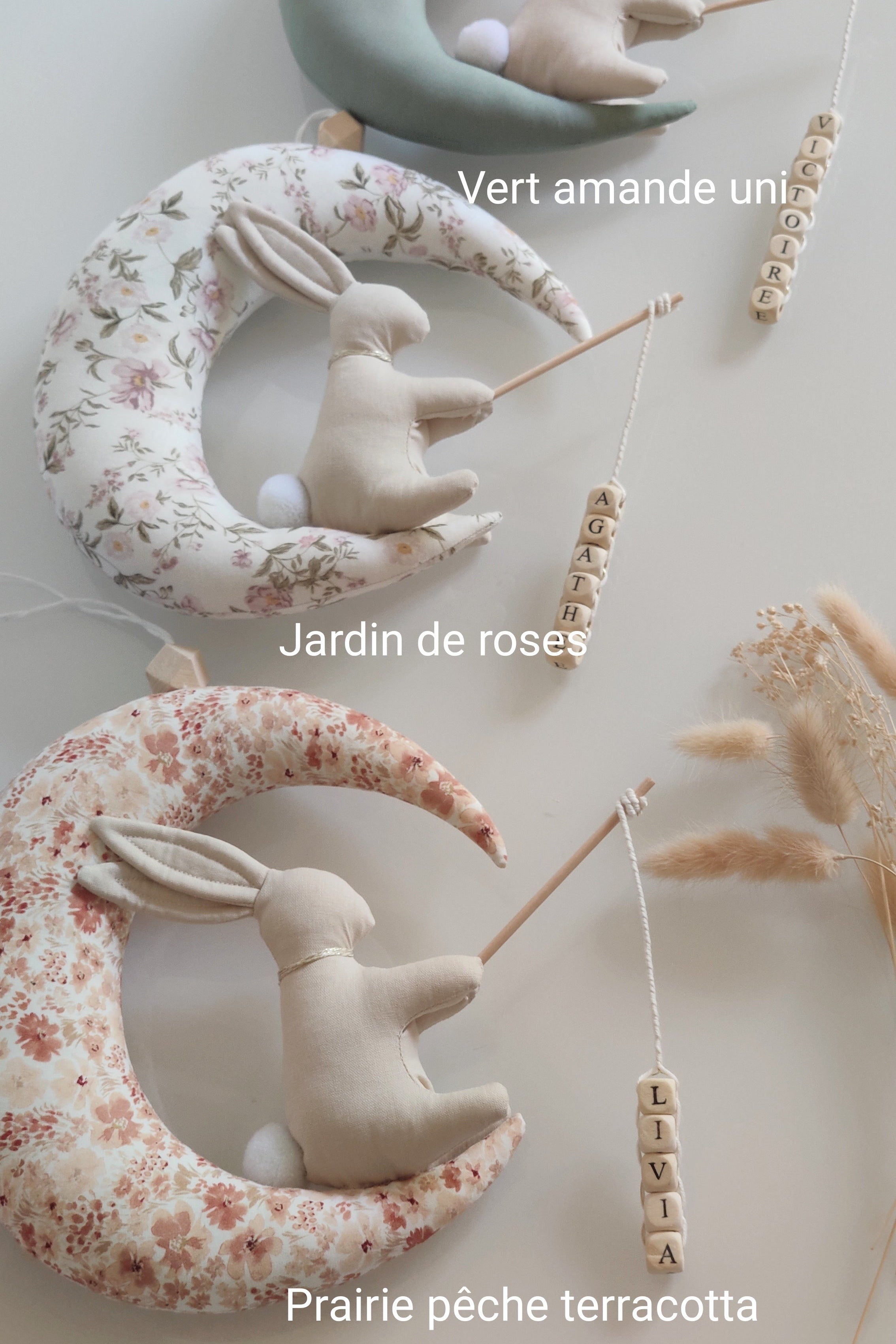 Personnage sur sa lune avec prénom - 100% Personnalisable