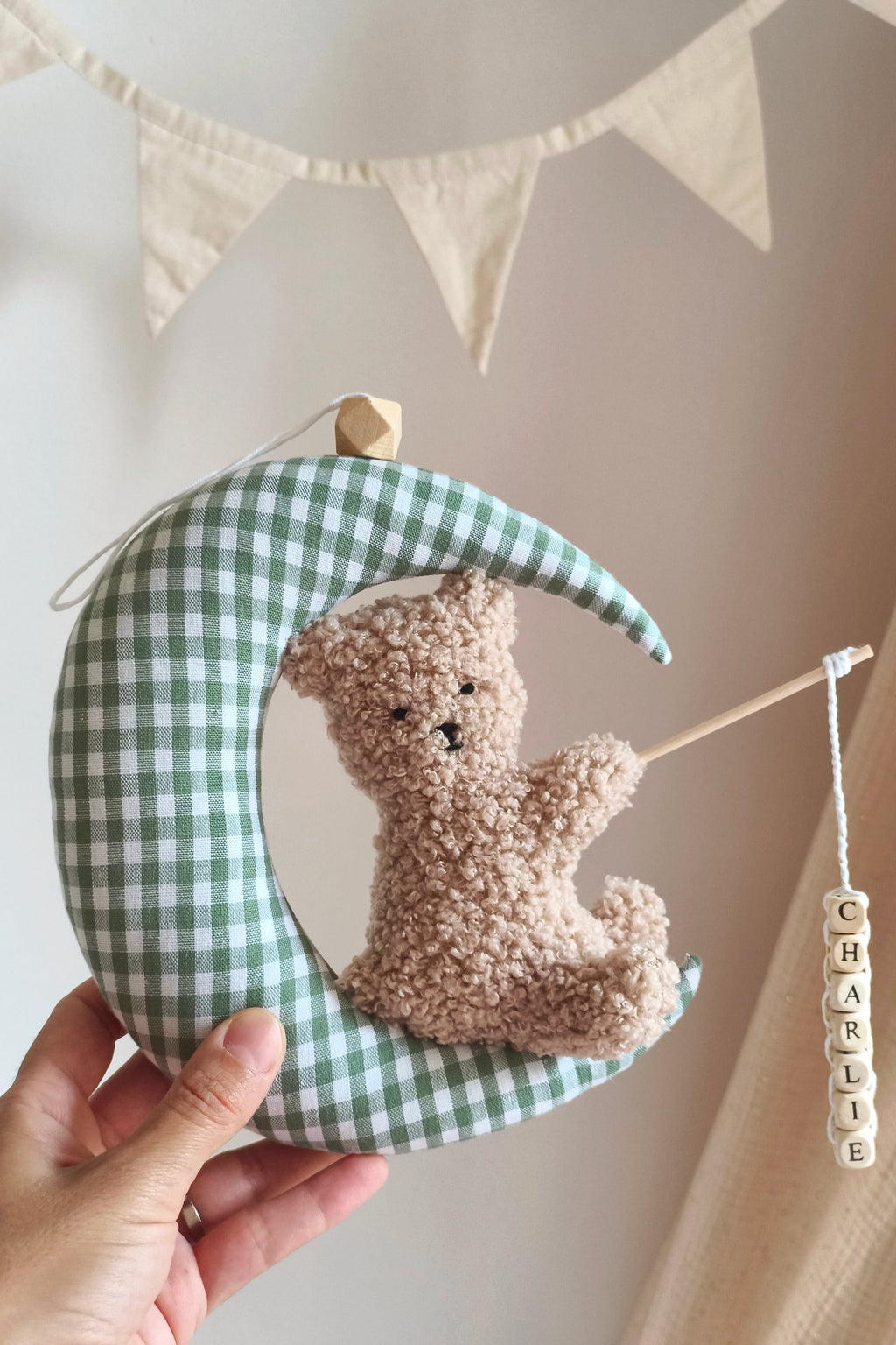 Nounours sur sa lune avec prénom - Vichy vert